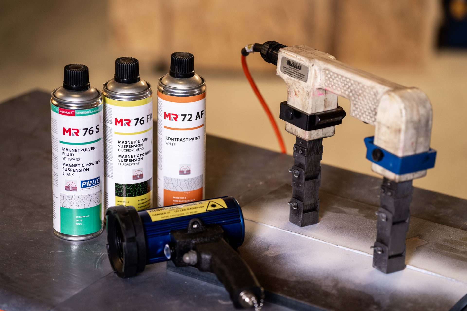 Farbdosen und Gerät auf Tisch