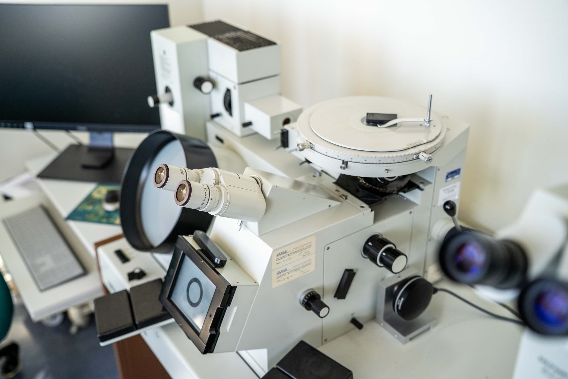 Mikroskop und Monitor auf Tisch